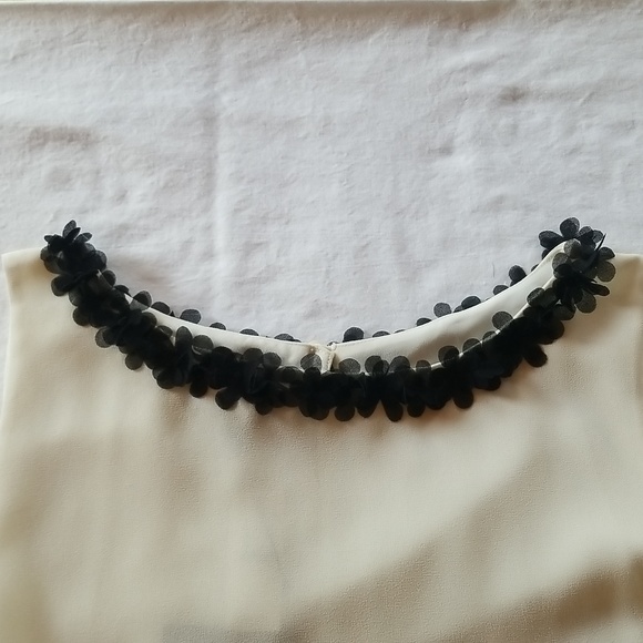 RSVP by Talbots Cream and Black Top with Flower Detail, NWT, Size M - Picture 2 of 5